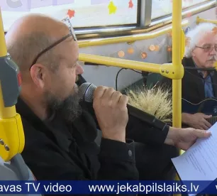 Jēkabpilī kursē Dzejas busiņš