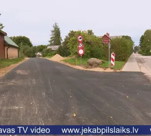 Viesītē uzliets asfalts Kaļķu ielas posmā