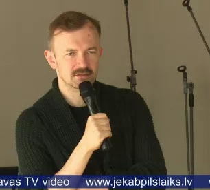 Līvānu 1.vidusskolas skolēni tiekas ar dzejnieku Kārli Vērdiņu