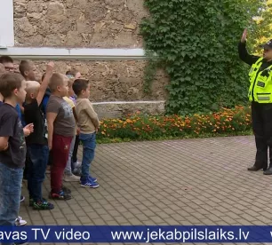 Jēkabpils novada pirmklasniekiem stāsta par drošību