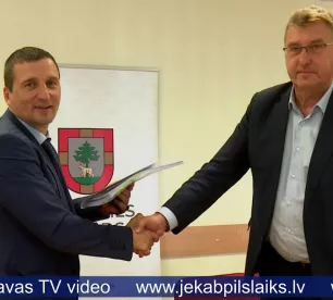 Paraksta līgumu par Daugavas aizsargdambja būvdarbiem Jēkabpilī