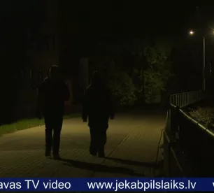 Jēkabpilī naktīs samazina ielu apgaismojumu, dažviet mazajās ieliņās to izslēdz pilnībā