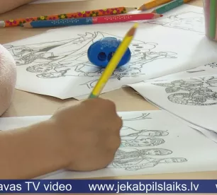 Pirmklasniekam pirmajās skolas dienās piešķir negatīvu vērtējumu