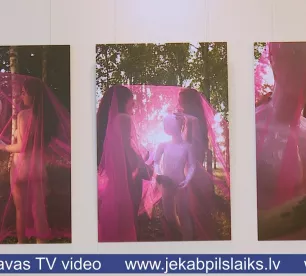 Jēkabpilī atklāj mākslas plenēra darbu izstādi “Ķermenis. Emocijas. Daba”
