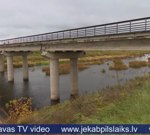 Iedzīvotāji bažījas par Sakas salas tilta drošību