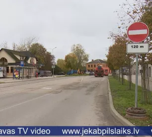 Uz remonta laiku slēgts Rīgas ielas posms Jēkabpilī
