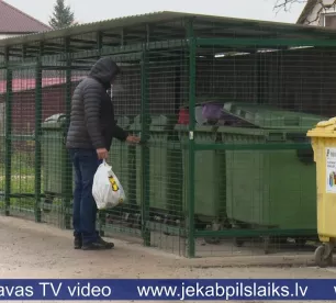 Jēkabpilī izveidota slēgtā atkritumu konteineru novietne