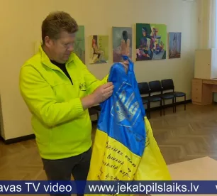 Jēkabpils novada uzņēmējs dāvās Valsts prezidentam ukraiņu parakstītus karogus