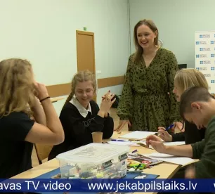 Jēkabpils jaunieši piedalās dziesmu rakstīšanas meistarklasē