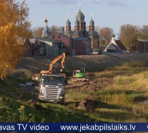 Dambja būvniekam sarežģījumi Daugavas ūdenslīmeņa kāpuma dēļ