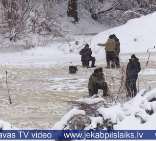 Līvānos zemledus makšķernieki kāpj uz trauslā Dubnas ledus