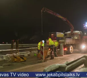 Jēkabpilī remontē šuvi tiltam pār Daugavu