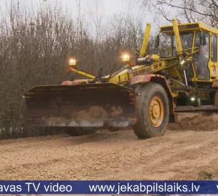 Vārpu ielas segums pārvērties mīklai līdzīgā masā – būvnieks labo situāciju