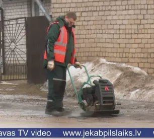 Jēkabpilī ar auksto asfaltu labo bedrītes
