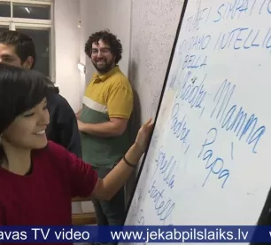 Brīvprātīgie no Itālijas jēkabpiliešiem māca itāļu valodu