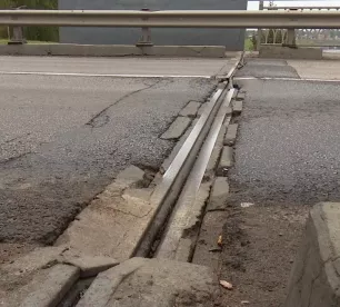 Joprojām nav sākts tilta šuvju remonts Jēkabpilī