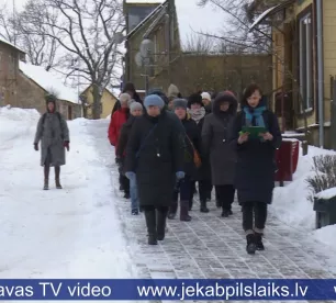 Viesīte 96. dzimšanas dienu svin ar izzinošu pārgājienu pa pilsētas garāko ielu