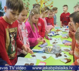 Jēkabpils novada Galvenās bibliotēkas bērnu literatūras nodaļā top dāvanas vecākiem Valentīndienā