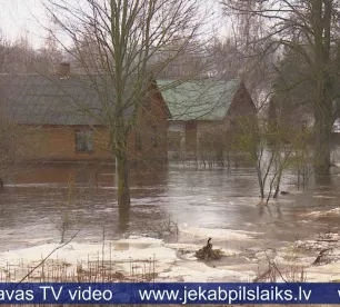 Jēkabpilī paaugstinās ūdens līmenis Daugavā, sāk applūst Sakas sala