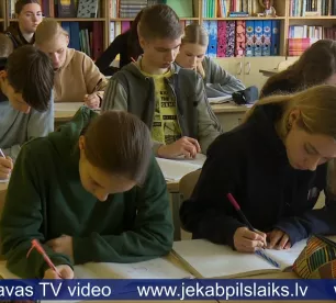 Rakstniece Lelde Jauja vada radošās rakstīšanas nodarbību Līvānu jauniešiem