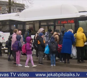 Kāpēc pilsētas autobusos pasažieri netiek ielaisti iekšā pirms reisa sākuma?