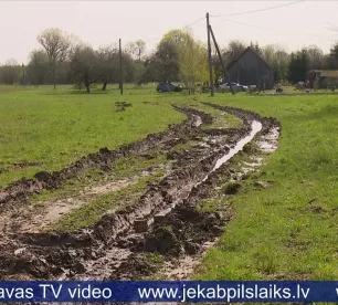 Vīpes pagastā autoceļa vietā iedzīvotājiem jāpārvietojas pa izbraukātu pļavu