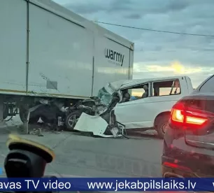 Jēkabpilī busiņš ietriecas kravas auto – šoferis gājis bojā