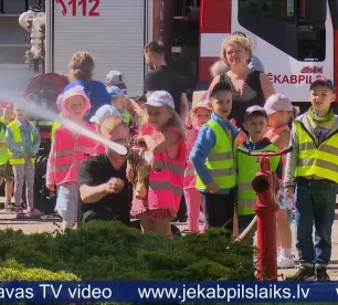 Jēkabpilī ugunsdzēsēji iepazīstina interesentus ar savu darba ikdienu, tehniku un aprīkojumu