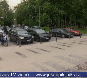 Pirms dažiem gadiem uzklātajam segumam Oskara Kalpaka laukumā konstatē defektus