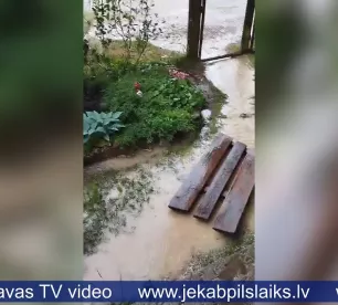 Pēc Vārpu ielas remonta lietus laikā pludo privātmājas pagalms