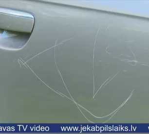 Jēkabpilī saskrāpētas vairākas automašīnas
