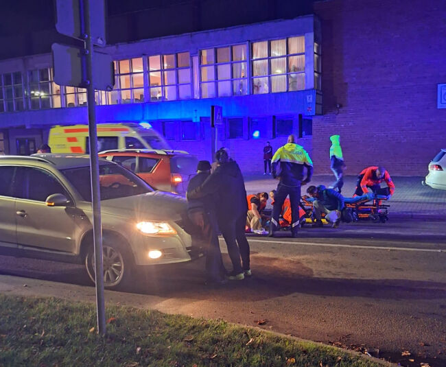 Jēkabpilī uz gājēju pārejas notriekta sieviete un bērns