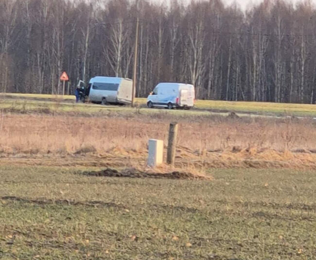Variešu pagastā dubļos iegrimst pasažieru autobuss