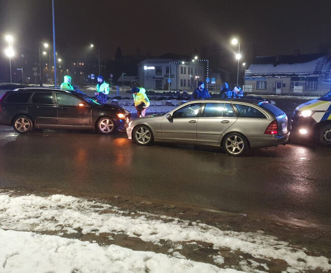 Iereibis autovadītājs izraisa avāriju satiksmes aplī Jēkabpilī