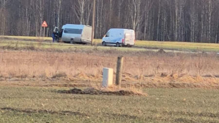 Autobuss iegrimst dubļos