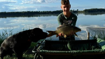 Bērni un jaunieši Baļotes ezerā apguva makšķerēšanas pamatus