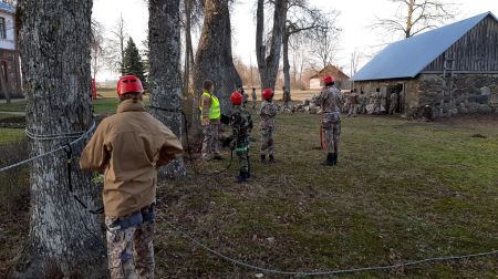 Slates pamatskolā aizvadīta jaunsargu nometne