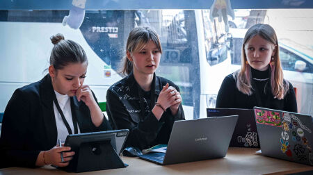 Ģimnāzisti ieņem Eiropas Parlamenta deputātu lomas un diskutē par Eiropas nākotni