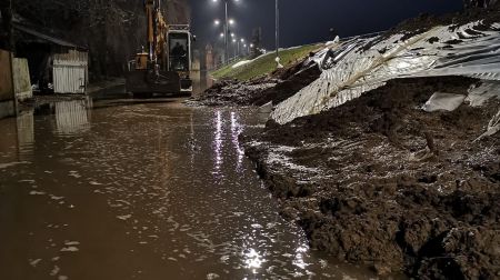  Jēkabpils atbildīgie dienesti sadarbībā ar uzņēmējiem stiprina Daugavas aizsargdambi.