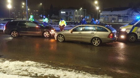 Iereibis autovadītājs izraisa avāriju satiksmes aplī Jēkabpilī