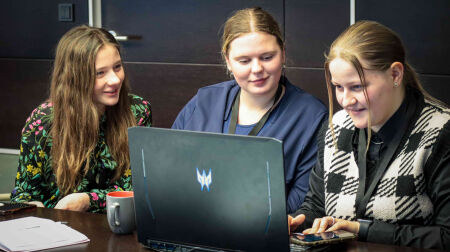 Ģimnāzisti ieņem Eiropas Parlamenta deputātu lomas un diskutē par Eiropas nākotni