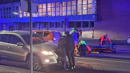 Jēkabpilī uz gājēju pārejas notriekta sieviete un bērns