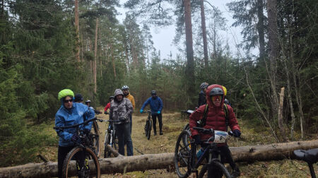 Jēkabpilieši Lieldienu velobraucienā pārvar izaicinājumus