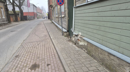 Jēkabpilī “Lexus” vadītājs sabojā citu auto un dzīvojamās mājas sienu