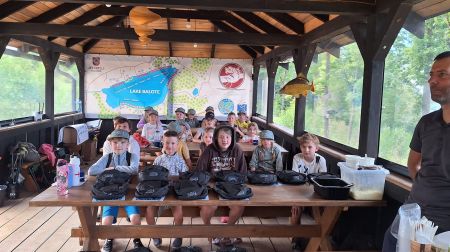 Bērni un jaunieši Baļotes ezerā apguva makšķerēšanas pamatus