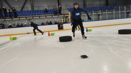 Sacensībās “Jautrās slidas” prasmes pārbauda 24 dalībnieki