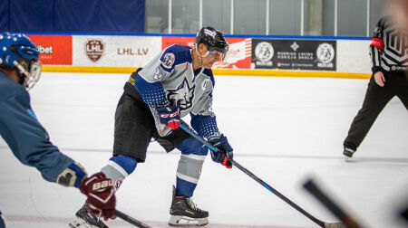 Jēkabpils novada atklātajā hokeja čempionātā laurus plūc “Logi un durvis”