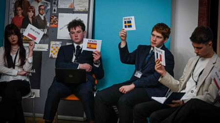 Ģimnāzisti ieņem Eiropas Parlamenta deputātu lomas un diskutē par Eiropas nākotni