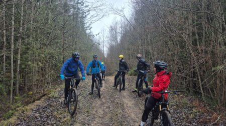 Jēkabpilieši Lieldienu velobraucienā pārvar izaicinājumus