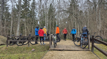 Jēkabpilieši Lieldienu velobraucienā pārvar izaicinājumus